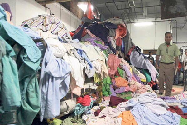 Volcanes de ropa se acumulan, debido a la falta de las lavadoras.