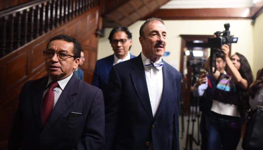 El diputado Fernando Linares-Beltranena acude a la audiencia conciliatoria. (Foto Prensa Libre: Cortesía)