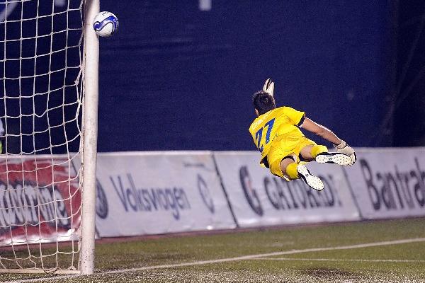Jaime Penedo vuela para acompañar el balón que se estrelló en el poste izquierdo de los rojos con el remate de Arreola. (Foto Prensa Libre: César Pérez)