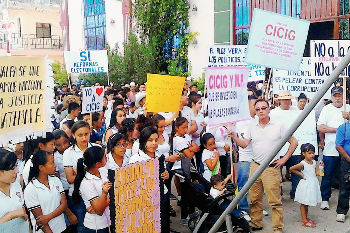 Vecinos de  Zacualpa, Quiché, manifiestan apoyo a la lucha contra la corrupción. (Foto Prensa Libre: Óscar Figueroa)