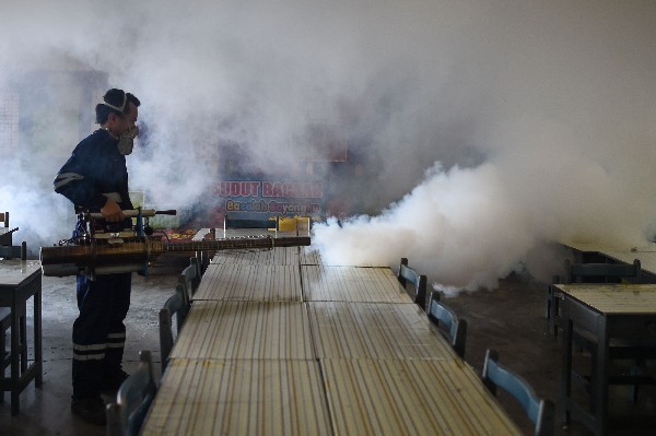 Un trabajador fumiga en un sector afectado por el mosquito transmisor del zika. (Foto Prensa Libre: AFP)