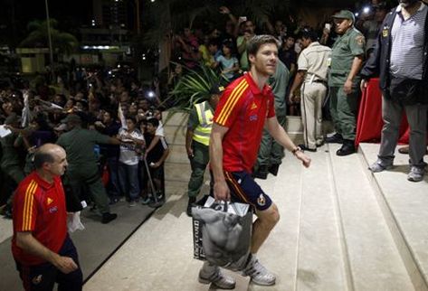 Xabi Alonso en el arribo de España al hotel de concentración en la ciudad de Puerto La Cruz, Venezuela. (Foto Prensa Libre: EFE)
