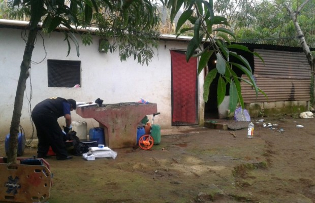 Personal del MP práctica un allanamiento en busca del responsable de la masacre en Sacatepéquez. (Foto Prensa Libre: Cortesía MP)