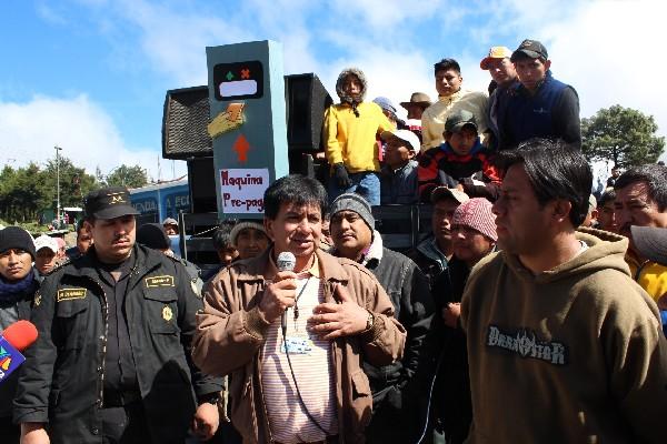 delfino natareno, vicepresidente de la Gremial de Transportistas Quichelenses, da información.