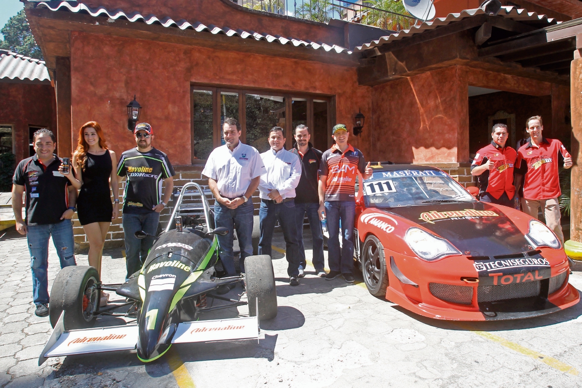 Pilotos y patrocinadores del Campeonato Nacional de Automovilismo, durante la presentación realizado este martes en un restaurante de la zona 10. (Foto Prensa Libre: Óscar Felipe Q.)