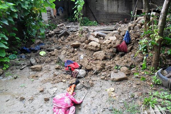 Una niña murió y otros cuatro menores resultaron lesionados al caerles una pared en un barrio de Salamá, Baja Verapaz. (Carlos Grave)<br _mce_bogus="1"/>