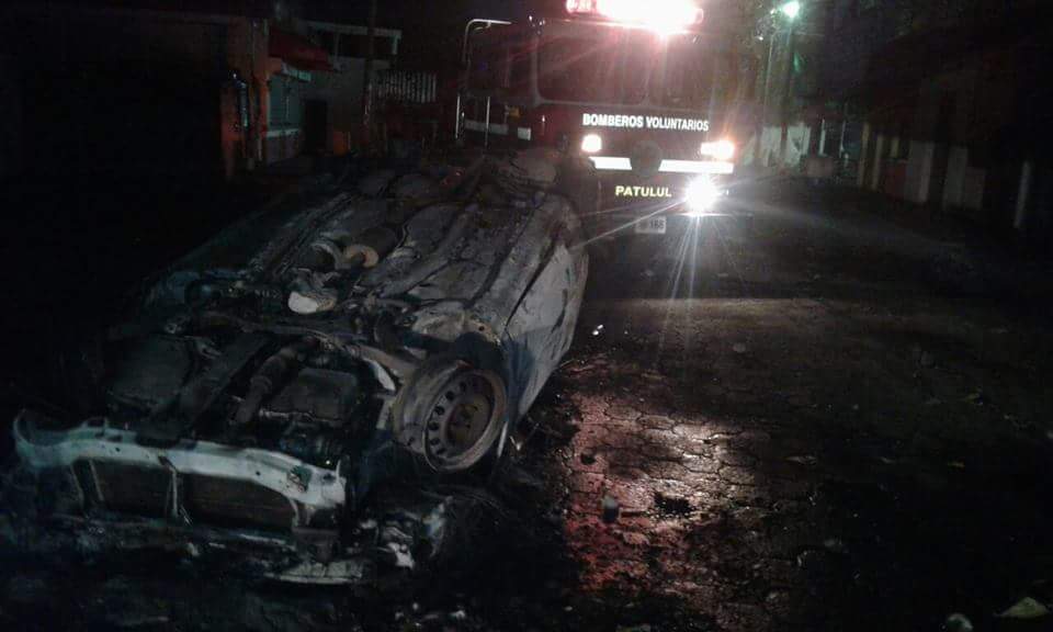 El vehículo de un agente de PNC de Tiquisate, Escuintla quedó destruido por una turba que también destruyó la sede policial. (Foto Prensa Libre: CBV)