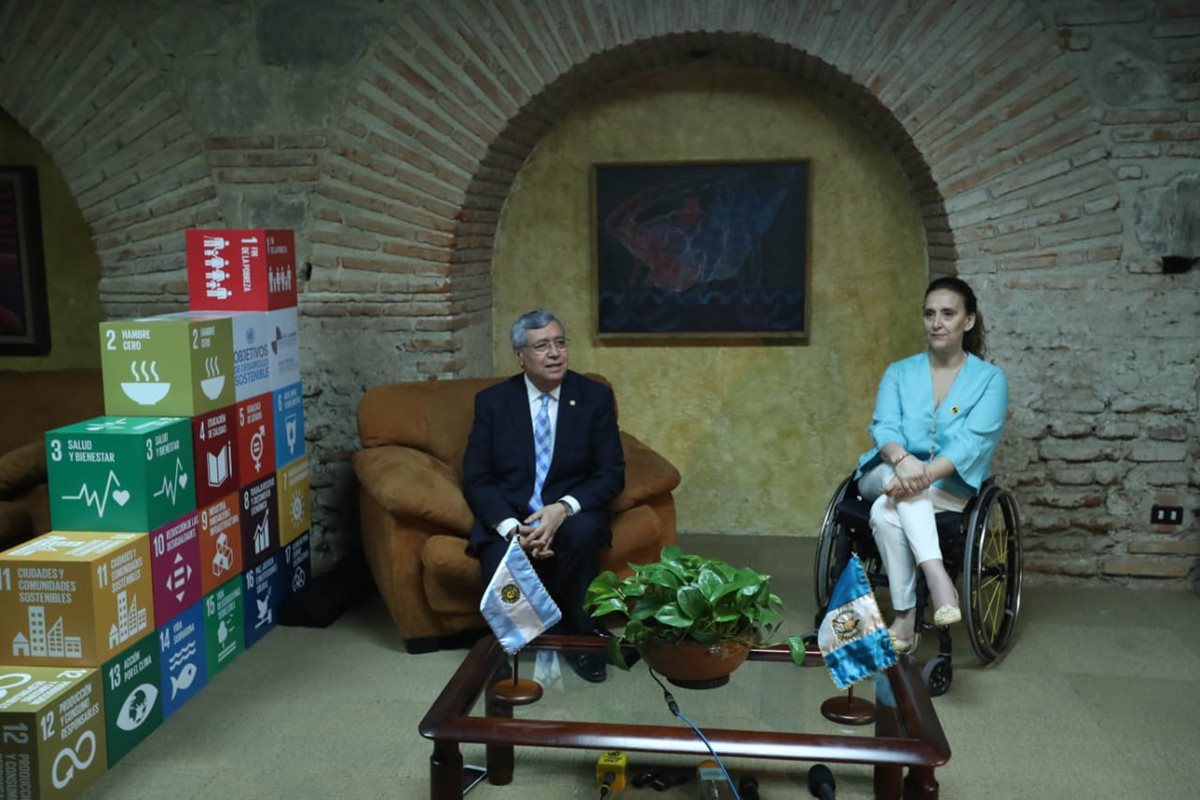 El vicepresidente Jafeth Cabrera y la vicepresidenta de Argentina, Gabriela Michetti, sostuvieron una reunión en el marco de la 26 Cumbre Iberoamericana. (Foto Prensa Libre: Esbin García)