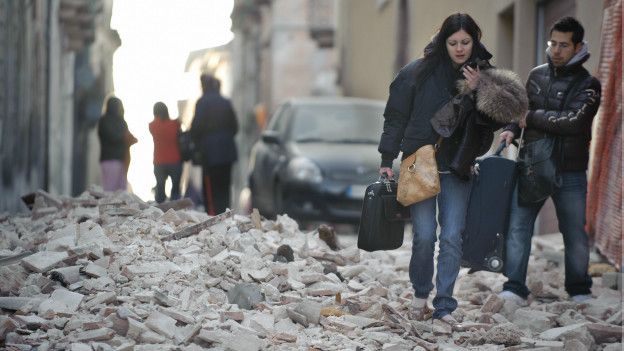 Antes del terremoto en L'Aquila, Italia, ciudadanos reportaron haber visto "llamas de luz" saliendo de los adoquines en la calle.