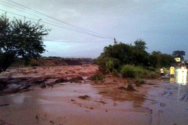 La carretera en Santa Cruz Muluá resultó afectada por el desborde del río Samalá. (Foto Prensa Libre: Rolando Miranda)<br _mce_bogus="1"/>