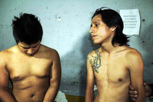 Antonio Hernández Cabrera y David Antonio Quemé Sánchez de 21, son identificados por la PNC (Foto Prensa Libre: Rolando Miranda)