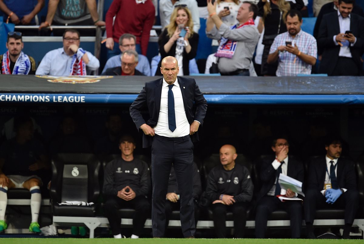 Zinedine Zidane técnico del Real Madrid se acomoda el pantalón antes del partido.