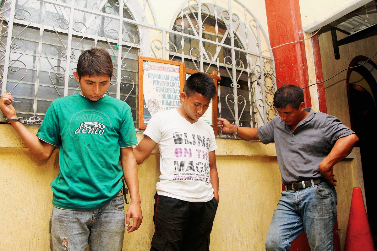 Los tres capturados que pretendían robar combustible en una finca de San Sebastián, Retalhuleu. (Foto Prensa Libre: Rolando Miranda)