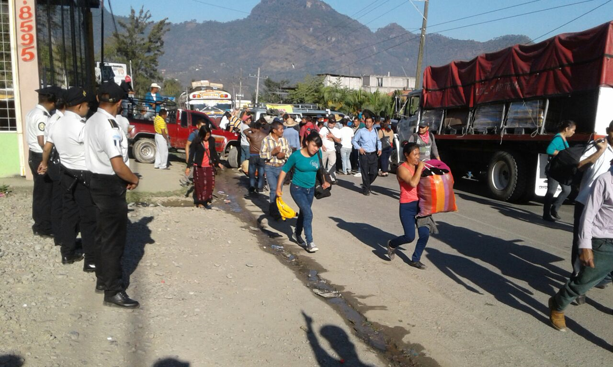 Usuarios de la ruta Intermaericana tuvieron que caminar por los bloqueos registrados en esa vía en Huehuetenango. (Foto Prensa Libre: Mike Castillo)