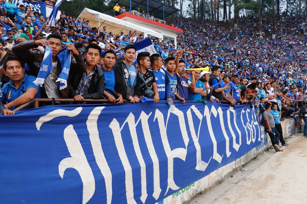 Miles de aficionados llegaron al José Ángel Rossi desde muy temprano. (Foto Prensa Libre: Eduardo Sam)