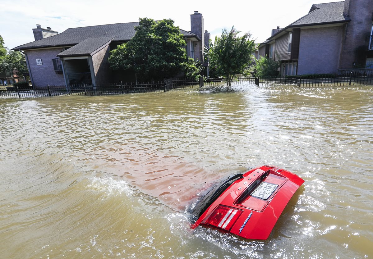 Un automóvil totalmente sumergido en agua quedó eun zona inundada por el río Buffalo Bayou. (EFE),