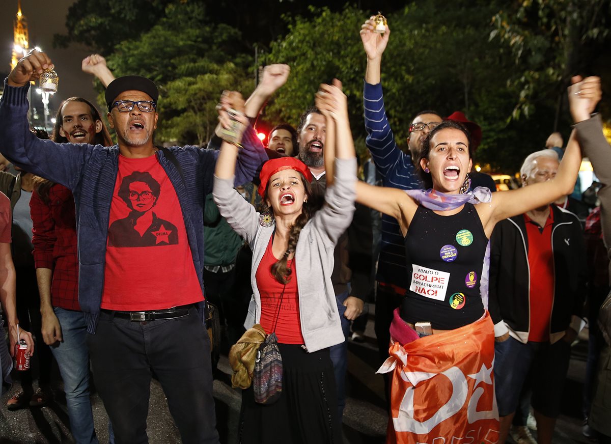 Manifestantes muestran su respaldo a la suspendida presidenta brasileña, Dilma Rousseff. (Foto Prensa Libre: AP).