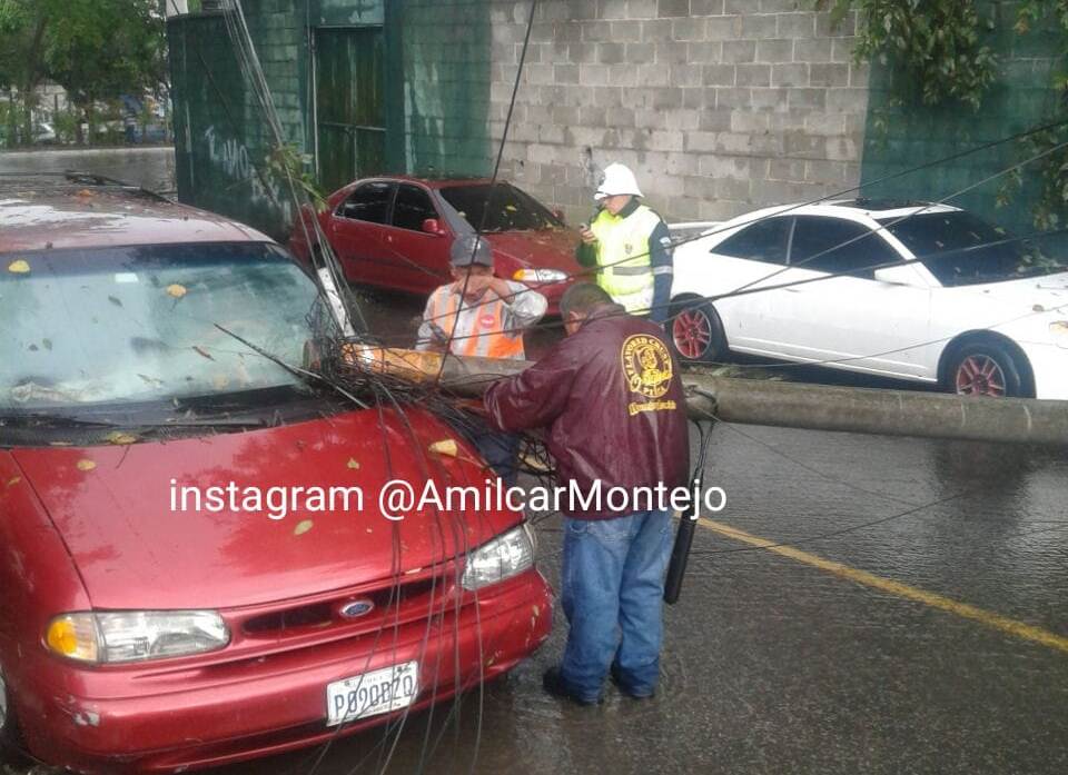Poste cae sobre carro en la 12 avenida, circunvalación de la Avenida Simeón Cañas, zona 2. (Foto Prensa Libre: PMT)