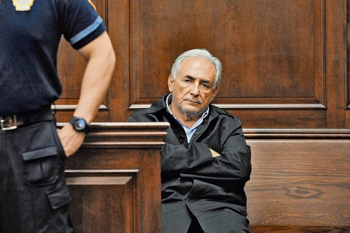 El director del FMI, Dominique Strauss-Kahn bajo arresto en 2011. (Foto Prensa Libre: AFP)