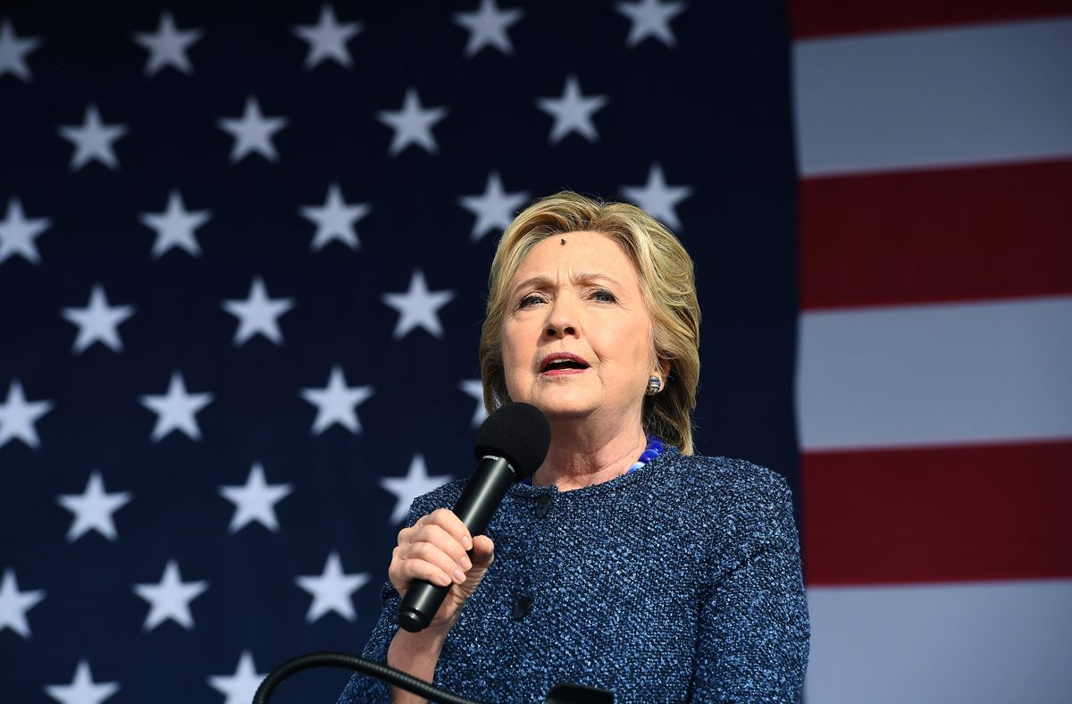 Clinton durante un acto en Iowa. La candidata demócrata vuelve a ser investigada por el uso indebido de su correo electrónico. (Foto Prensa Libre: AP).