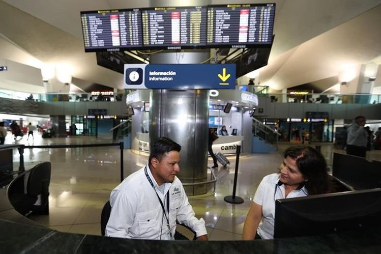 Pedro Perebal comenzó a trabajar en mayo último en el Aeropuerto Internacional la Aurora. (Foto Prensa Libre: Hemeroteca PL).