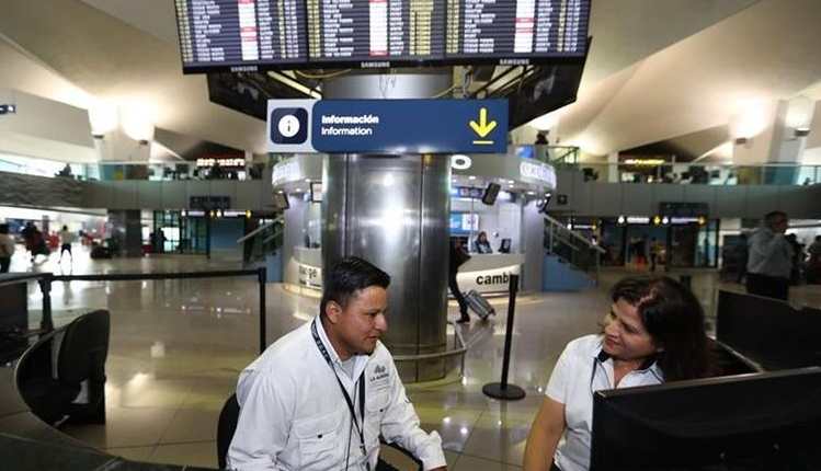Pedro Perebal comenzó a trabajar en mayo último en el Aeropuerto Internacional la Aurora. (Foto Prensa Libre: Hemeroteca PL).