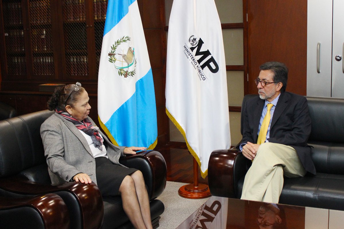 La Fiscal General y jefa del Ministerio Público Consuelo Porras y el embajador de Estados Unidos en Guatemala, Luis Arreaga se reunieron este viernes. (Foto Prensa Libre: Cortesía Ministerio Público)