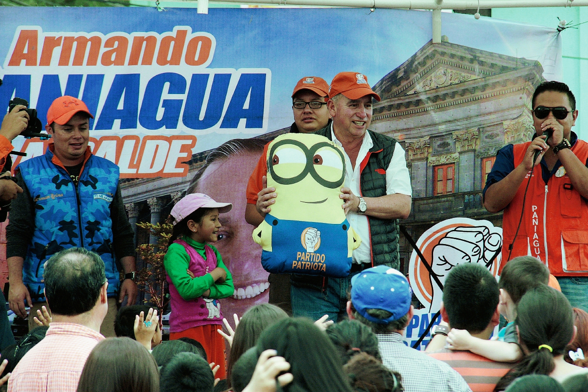 Armando Paniagua, candidato a alcalde por el PP, sostiene una de las figuras que regaló durante una actividad en la zona 3, de la cabecera de Quetzaltenango. (Foto Prensa Libre: Carlos Ventura)