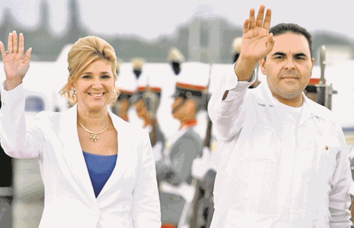 Ana Ligia de Saca junto al expresidente de El Salvador, Antonio Saca, durante una visita a Guatemala en abril del 2009. (Foto Hemeroteca PL).
