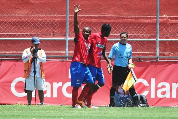 Darwin Oliva celebra el primer gol de Municipal contra Marquense. (Foto Prensa Libre: Romeo Rios)