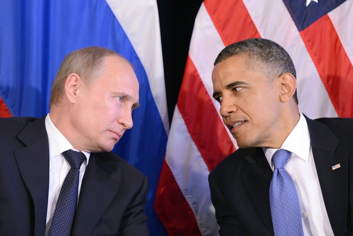 Vladimir Putin (izquierda), y Barack Obama (derecha), se verán las caras el lunes en Nueva York. (Foto Prensa Libre: AP)
 .