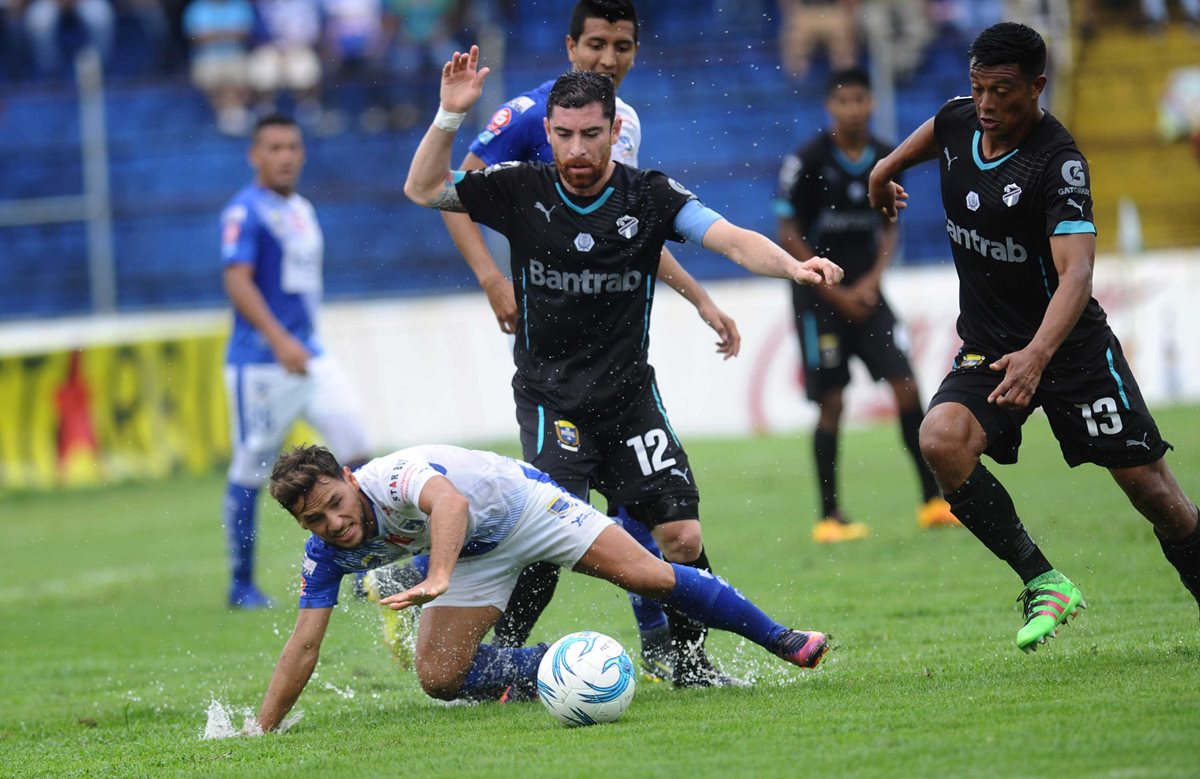 La cantidad de agua fue evidente durante el transcurso del partido.