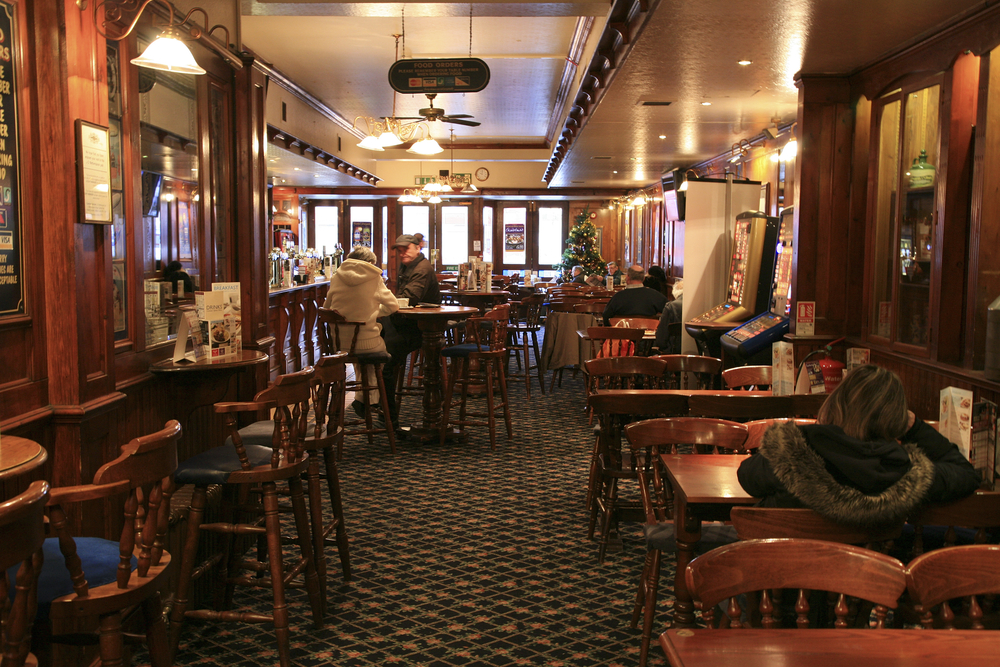 Las zonas más afectadas en Inglaterra por el cierre de bares son el noroeste y el sudeste, que sufrieron más de 60 ceses entre enero y julio. (Foto Prensa Libre: Shutterstock)