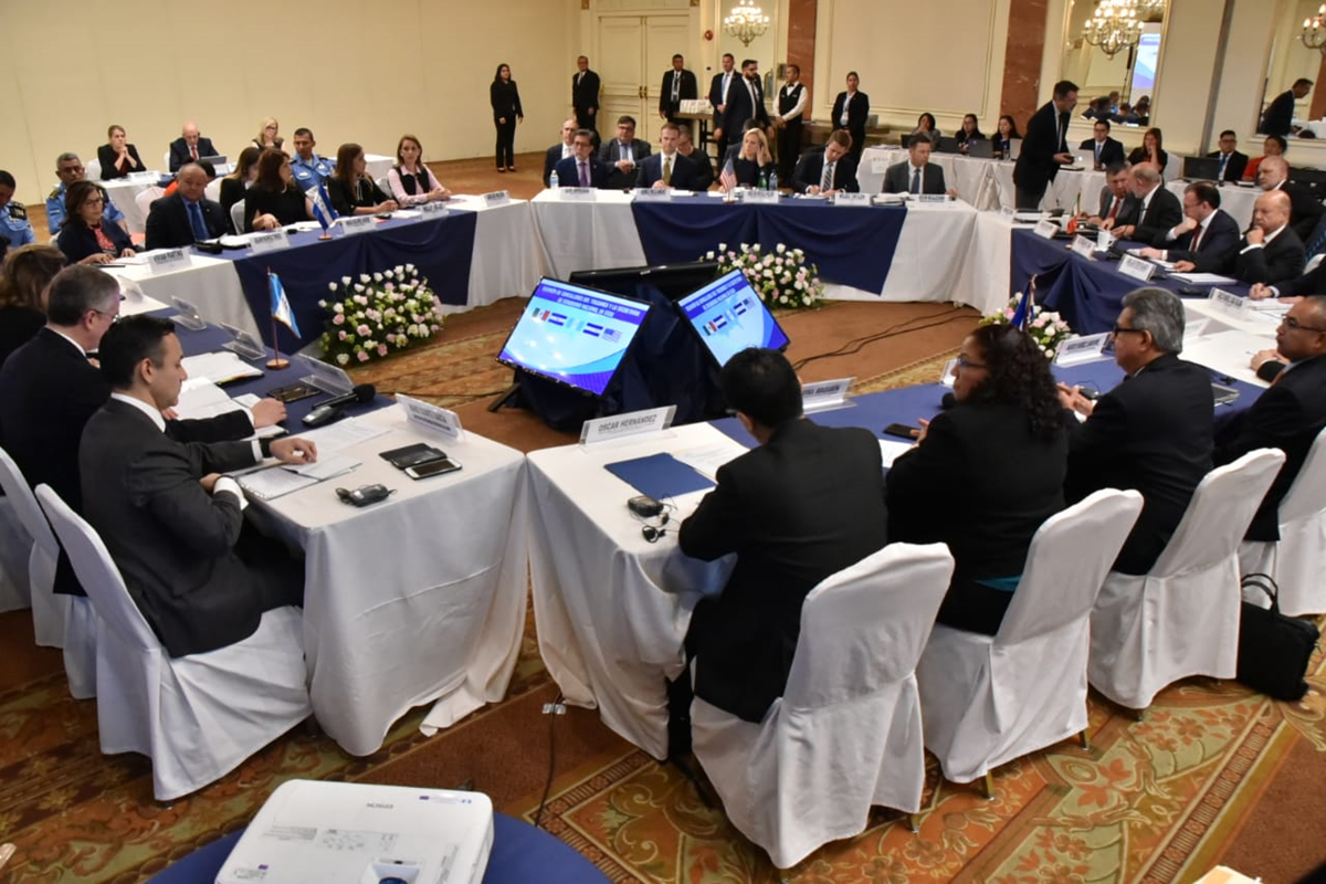 Mesa de trabajo en la que se discuten temas migratorios. (Foto Prensa Libre: Minex)
