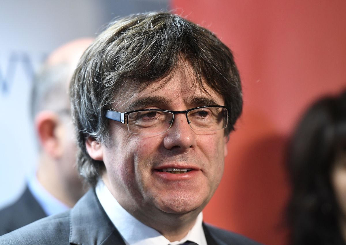 Expresidente catalán, Carles Puigdemont durante una conferencia de prensa en Bruselas, un día después de las elecciones regionales de Cataluña.(Foto Prensa Libre:AFP).