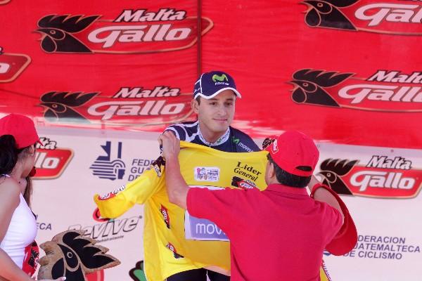 El costarricense de Movistar Team, Gregory Brenes, recibe el suéter amarillo de líder de la primera Vuelta al Mundo Maya. (Foto Prensa Libre: Fernando Ruiz)