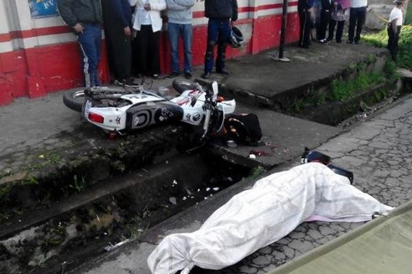 Motociclista murió en el lugar del accidente. (Foto Prensa Libre: Genner Guzmán)