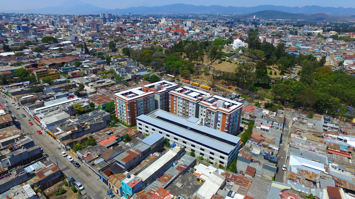 Fotografía panorámica de la zona de apartamentos aledaña al Cerrito del Carmen, con vista hacia el sur occidente de la ciudad de Guatemala.  FOTO: Álvaro Interiano.  