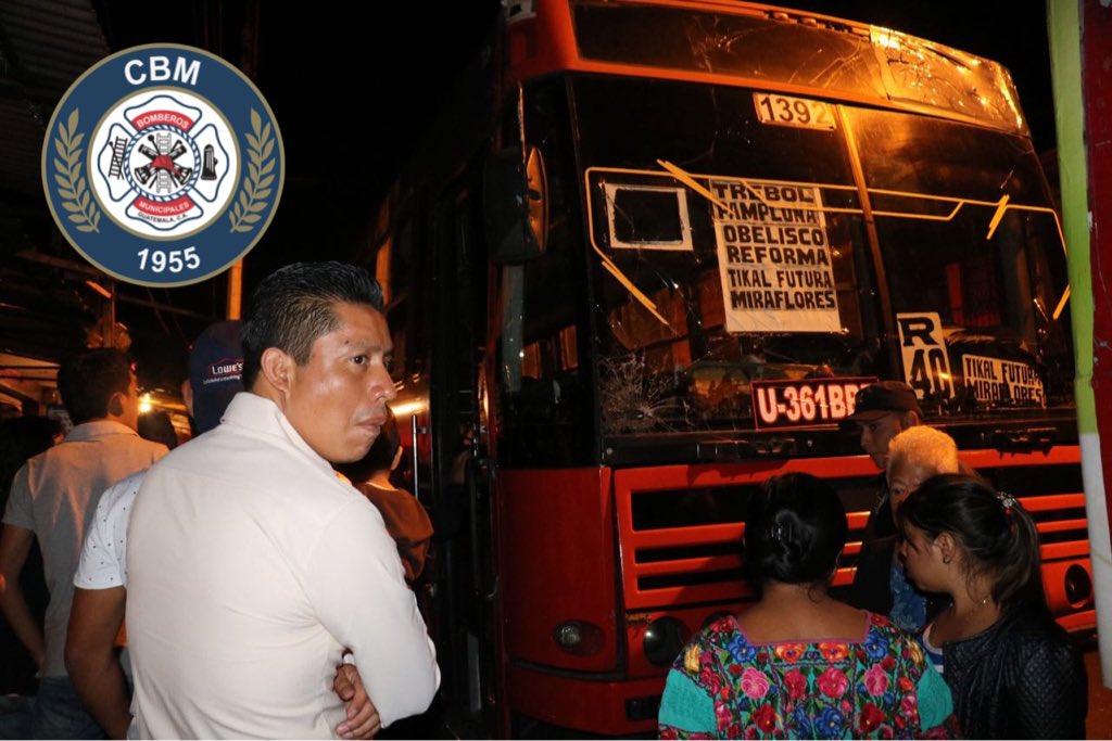 Piloto de la ruta 40R muere baleado en la zona 11. (Foto Prensa Libre: Bomberos Municipales)