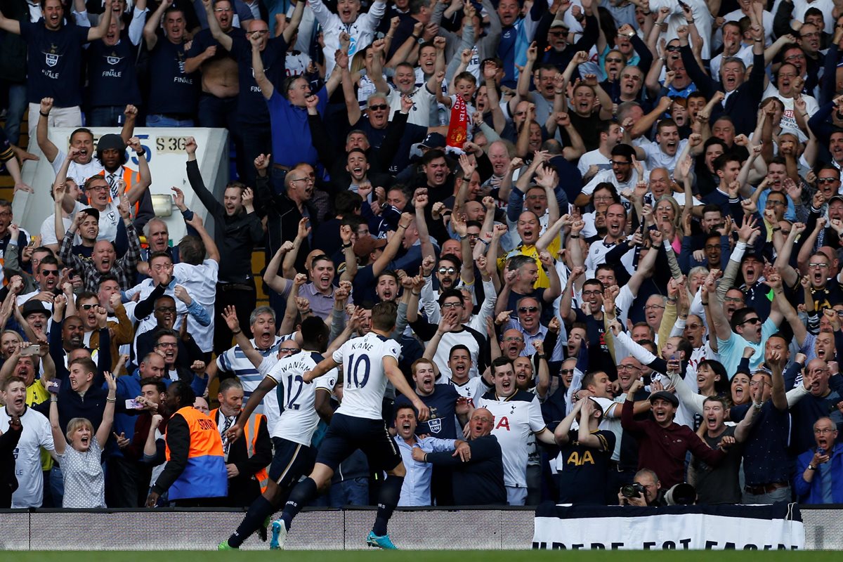 Victor Wanyama y Harry Kane festejan con la afición del Tottenham. (Foto Prensa Libre: AFP)