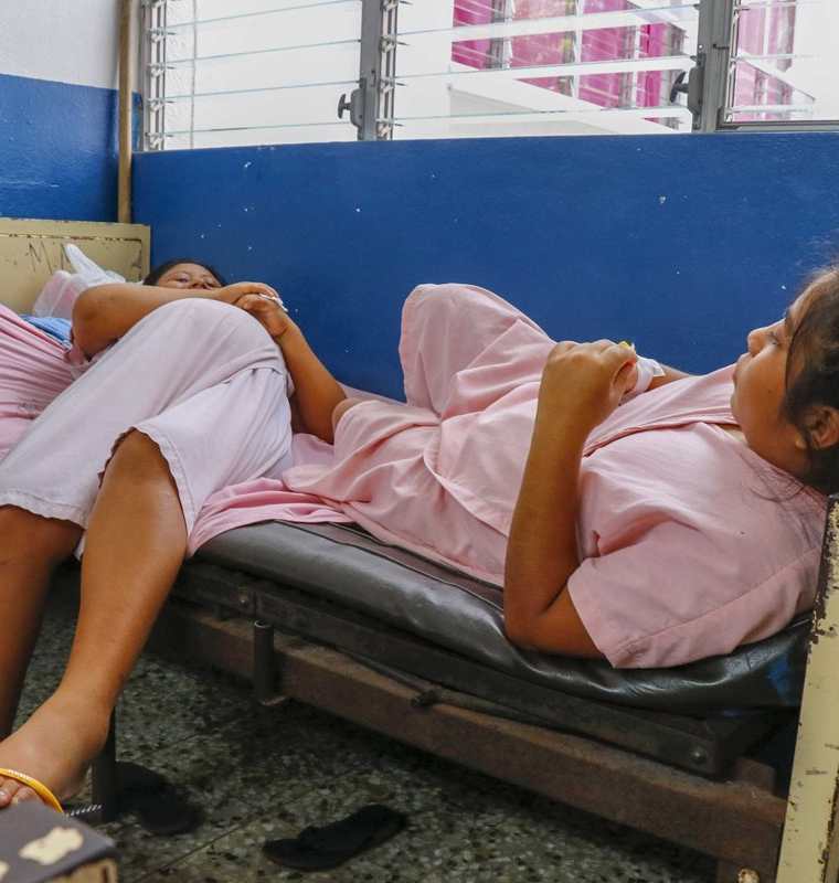Embarazadas y mujeres en recuperación por parto se las ingenian para dormir en una misma cama en el Hospital Nacional de Retalhuleu. (Foto Prensa Libre: Rolando Miranda)