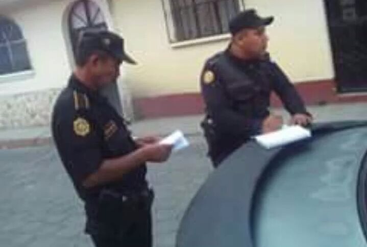 Dos agentes de la PNC son investigados luego de una denuncia de un vecino de Xela, quien los acusa de haberle pedido dinero. (Foto Prensa Libre: María José Longo)