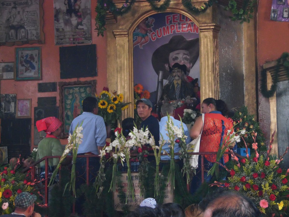 Devotos visitan a Maximón, en San Andrés Iztapa, Chimaltenango, durante la celebración de su día. (Foto Prensa Libre: José Rosales)