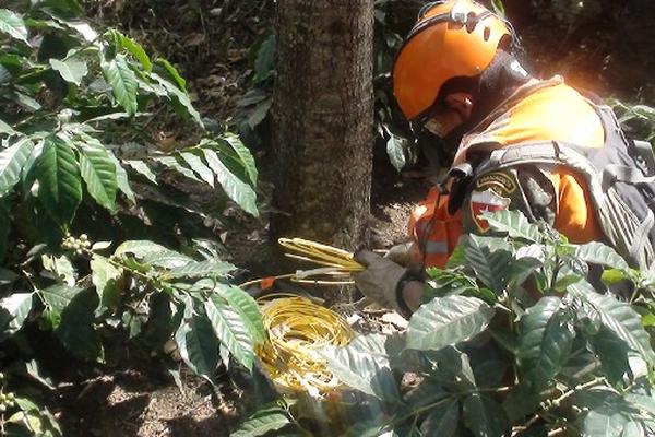 Un experto en explosivos del Ejército   recoge el material  localizado en Mataquescuintla, Jalapa.