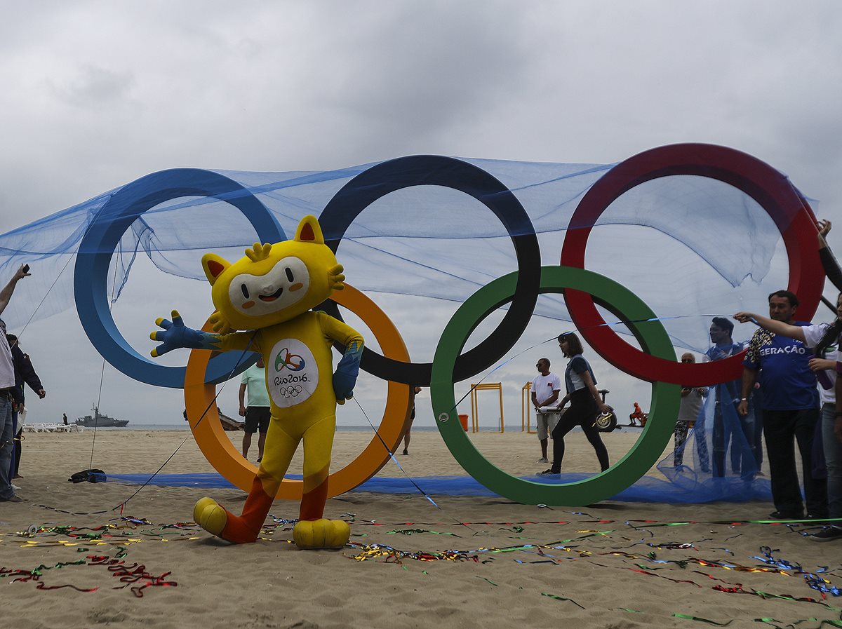 Vinicius, la mascota de los juegos posa junto a la escultura de los anillos olímpicos que fue inaugurada por el ayuntamiento de Río de Janeiro. (Foto Prensa Libre: EFE)