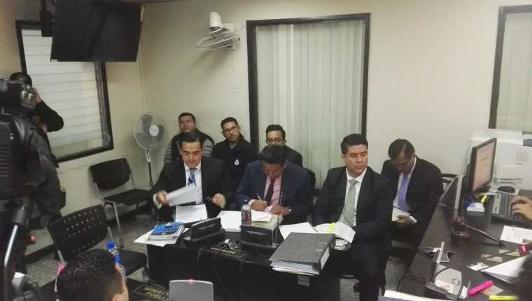 Los procesados escuchan la resolución del juez Quinto Penal. (Foto Prensa Libre: Jerson Ramos)