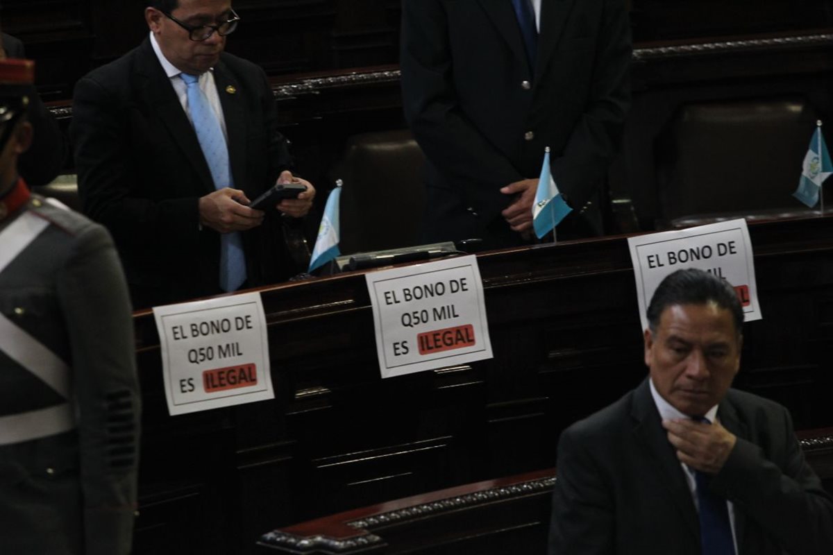 Diputados de la bancada Encuentro por Guatemala pusieron frente a sus curules hojas protestando por el bono de Q 50 mil que el presidente recibe del Ministerio de la Defensa.