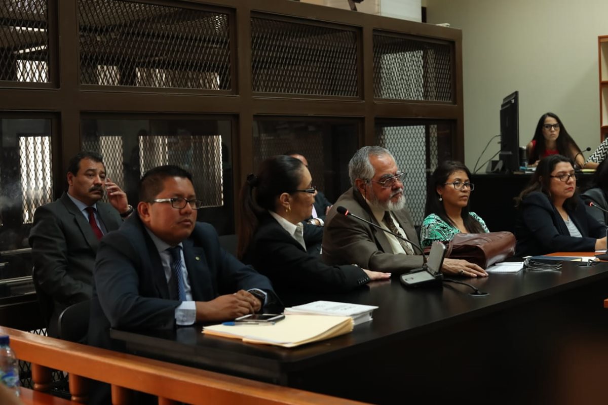 La ex vicepresidenta Roxana Baldetti expone en el Juzgado de Mayor Riesgo B, que no tiene abogado defensor y que debe suspenderse la audiencia. (Foto Prensa Libre: Esbin García)