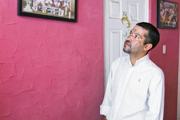 Las paredes del hogar de Luis Chicho Bradley atesoran los buenos momentos que le dejó el futbol. (Foto Prensa Libre: Hemeroteca PL)