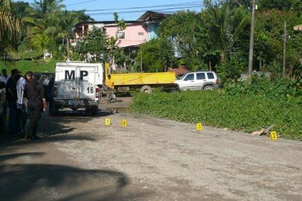 Ministerio Público recoge evidencias en Puerto Barrios (Foto Prensa Libre: Edwin Perdomo)<br _mce_bogus="1"/>